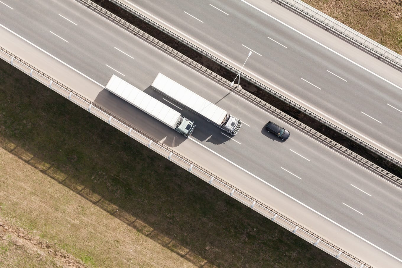Jakie są zasady wyprzedzania na autostradzie?